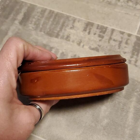 Small Oval Carved Wooden Box - Picture 4 of 6